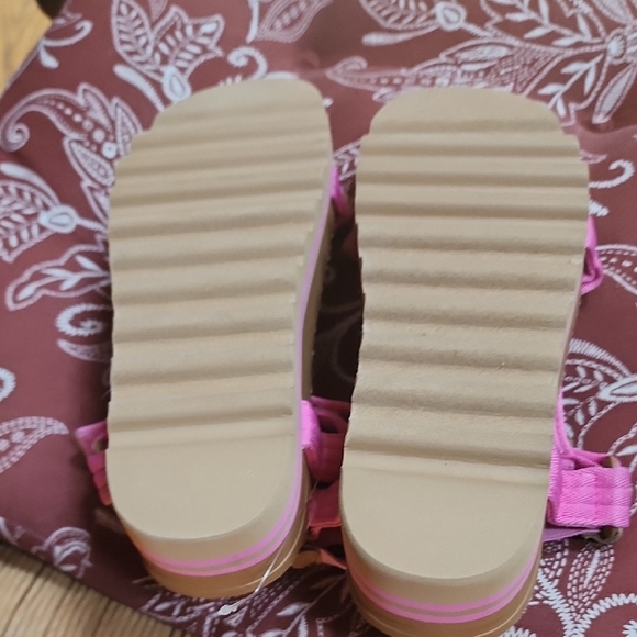 NWOT Reef Rem Hi Pink Sandals, Barbicore Size 9.5 - Picture 6 of 9